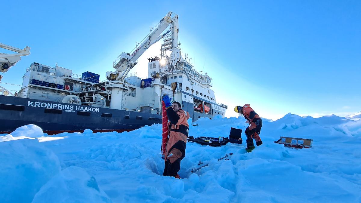 Måling sjøis i Arktis fra isbryteren Kronprins Haakon.